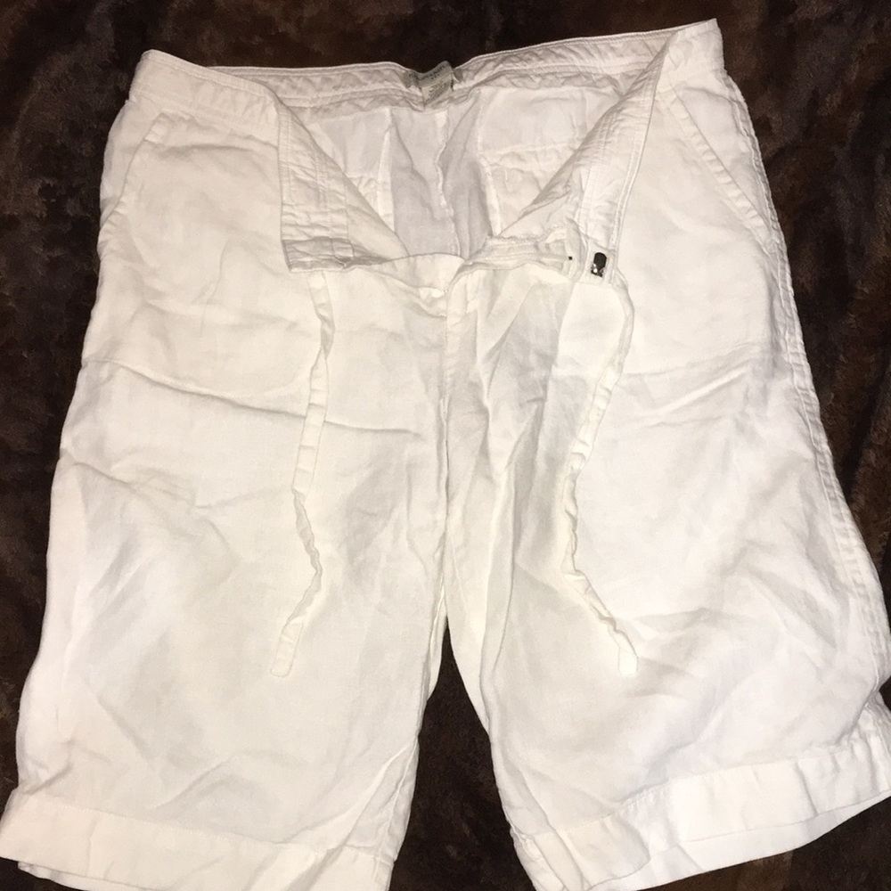 Linen white drawstring and button Bermuda shorts